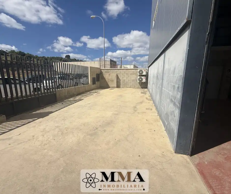 Parkplatz von Fabrikhallen zur Miete in Ayamonte mit Heizung und Alarm