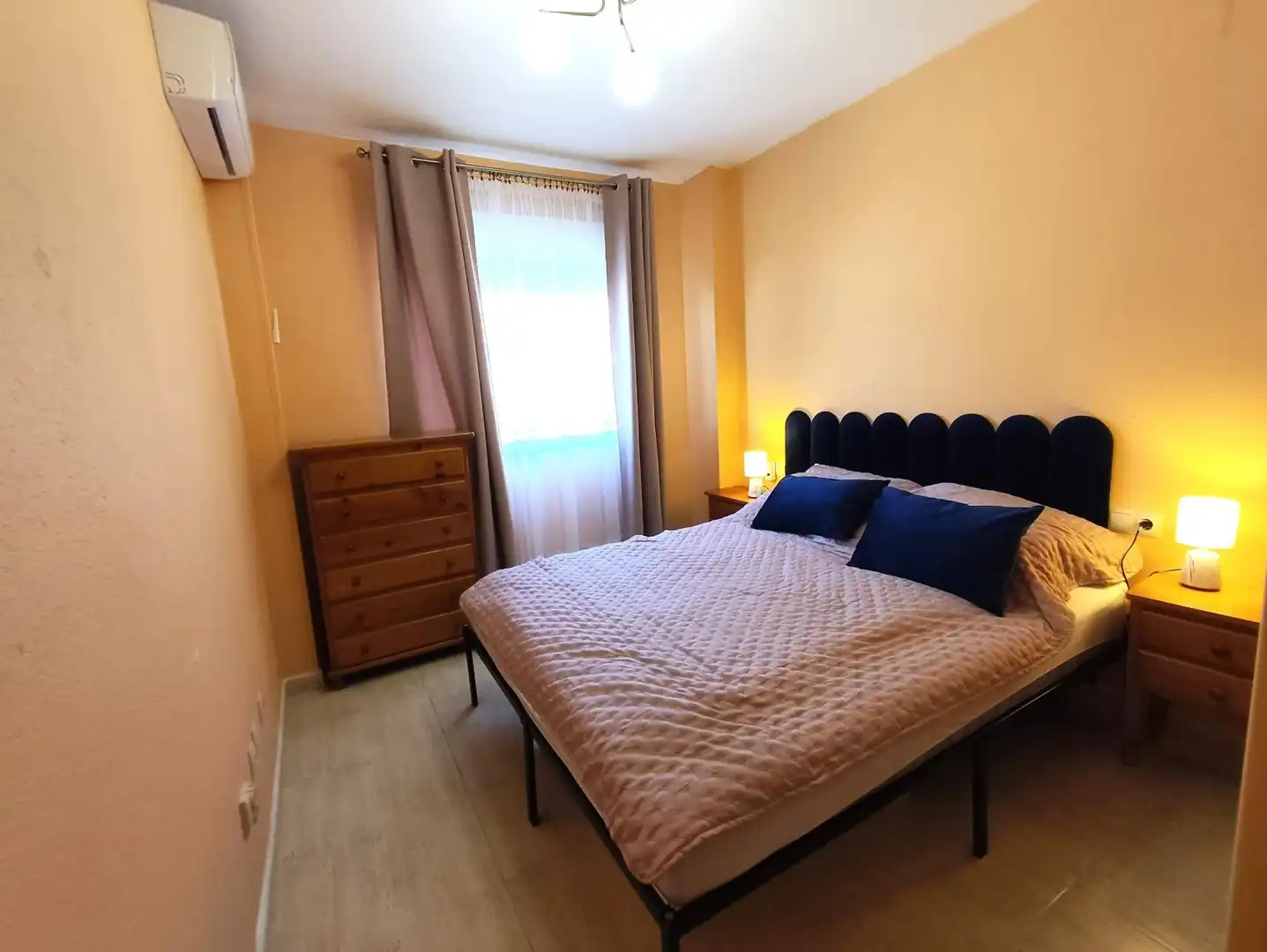 Dormitori de Apartament de lloguer en Torrevieja amb Aire condicionat, Moblat i Balcó
