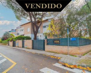 Vista exterior de Casa adosada en venda en Torrelodones amb Aire condicionat, Calefacció i Jardí privat