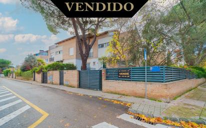 Vista exterior de Casa adosada en venda en Torrelodones amb Aire condicionat, Terrassa i Piscina