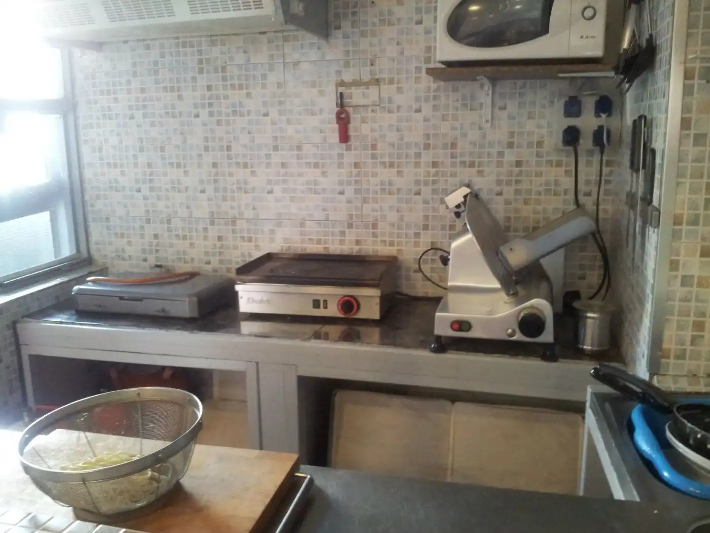 Cuina de Local de lloguer en Badalona amb Aire condicionat i Moblat