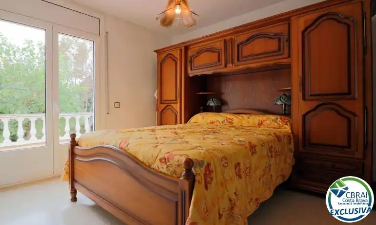 Habitación de Casa adosada en venta en Empuriabrava con Jardín privado, Amueblado y Piscina comunitaria