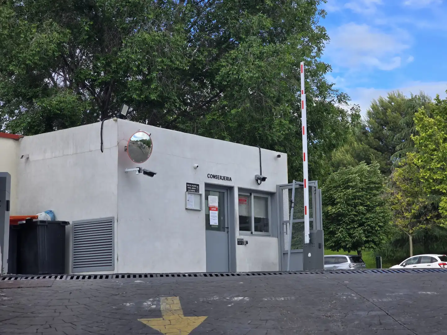 Vista exterior de Estudio en venta en Madrid con Parquet, Balcón y Piscina comunitaria