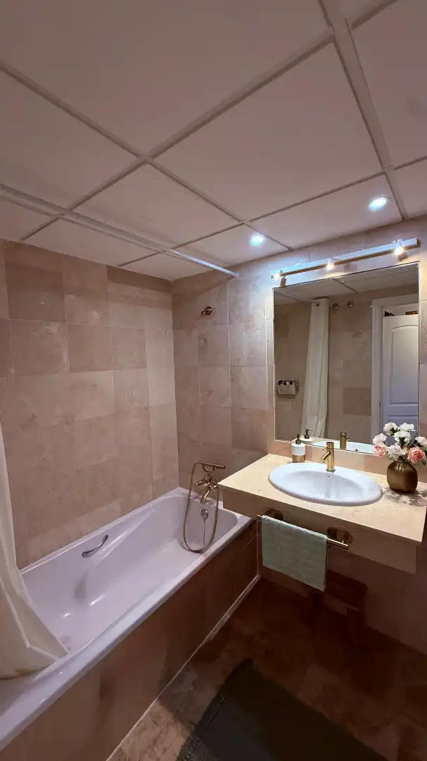 Badezimmer von Wohnung zum Verkauf in Marbella mit Klimaanlage, Terrasse und Abstellraum