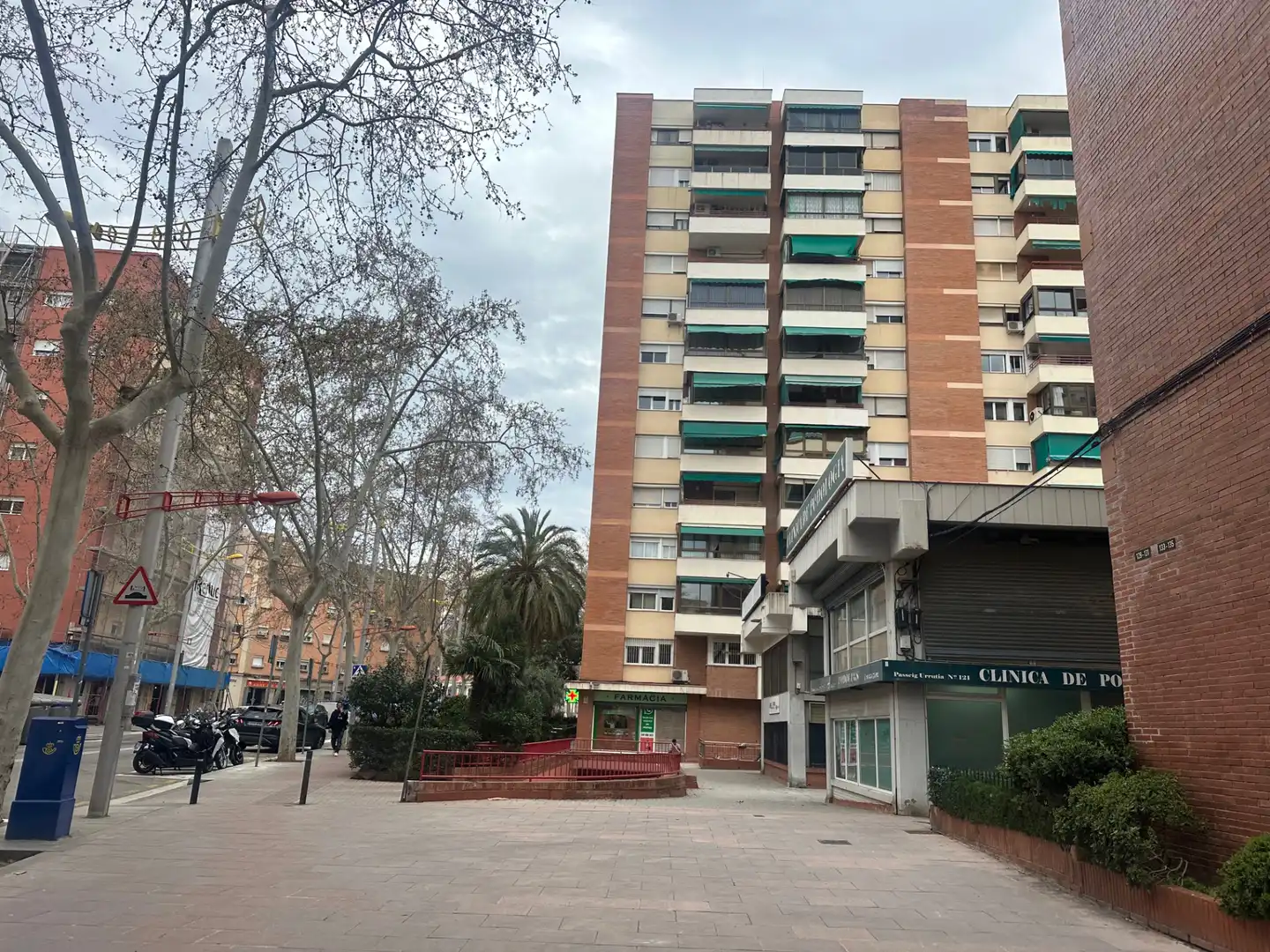 Vista exterior de Edificio en venta en Barcelona con Alarma