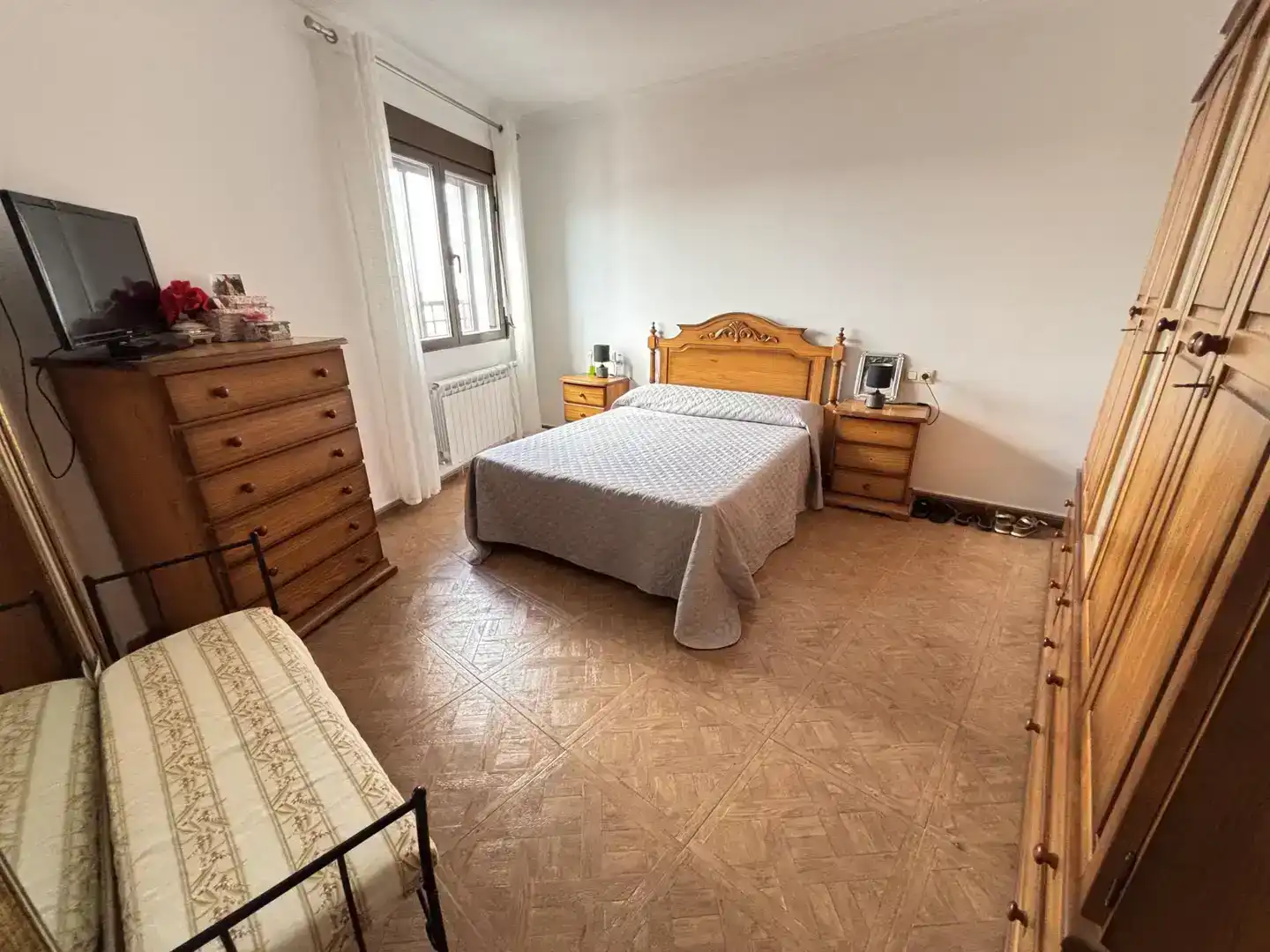 Dormitori de Casa adosada en venda en Robledo amb Parquet, Traster i Moblat