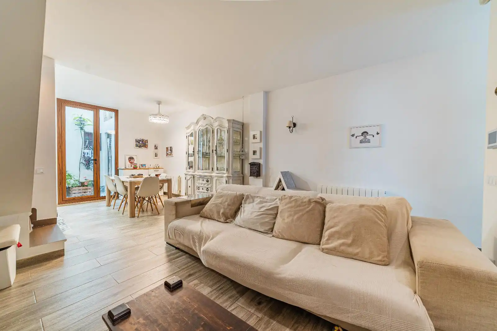 Living room of Houses for sale in Nucli Urbà 