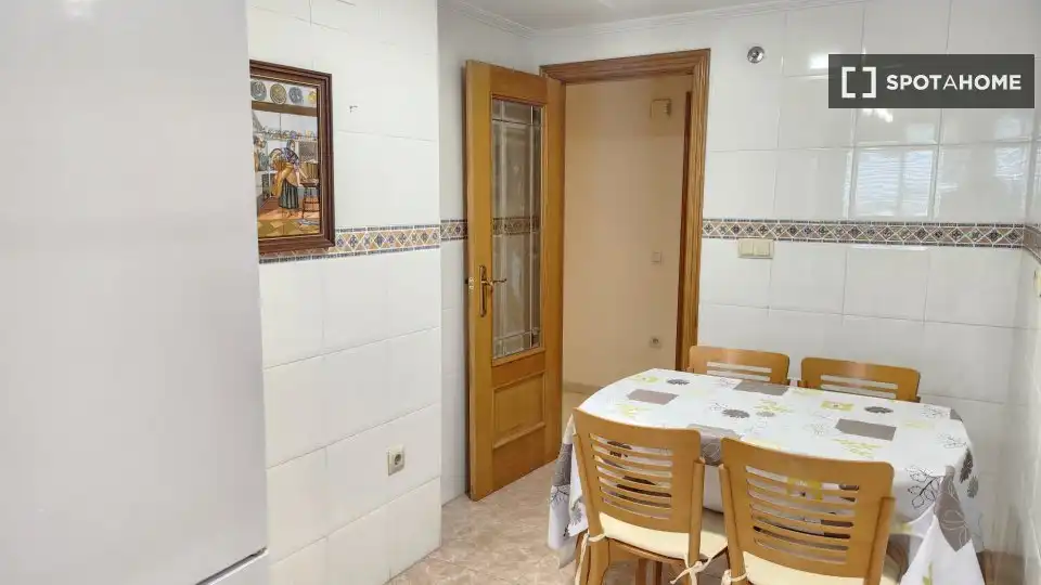 Cuina de Pis de lloguer en Valencia amb Aire condicionat, Calefacció i Moblat