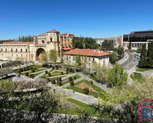 Vista exterior de Pis en venda en León Capital  amb Calefacció, Terrassa i Traster