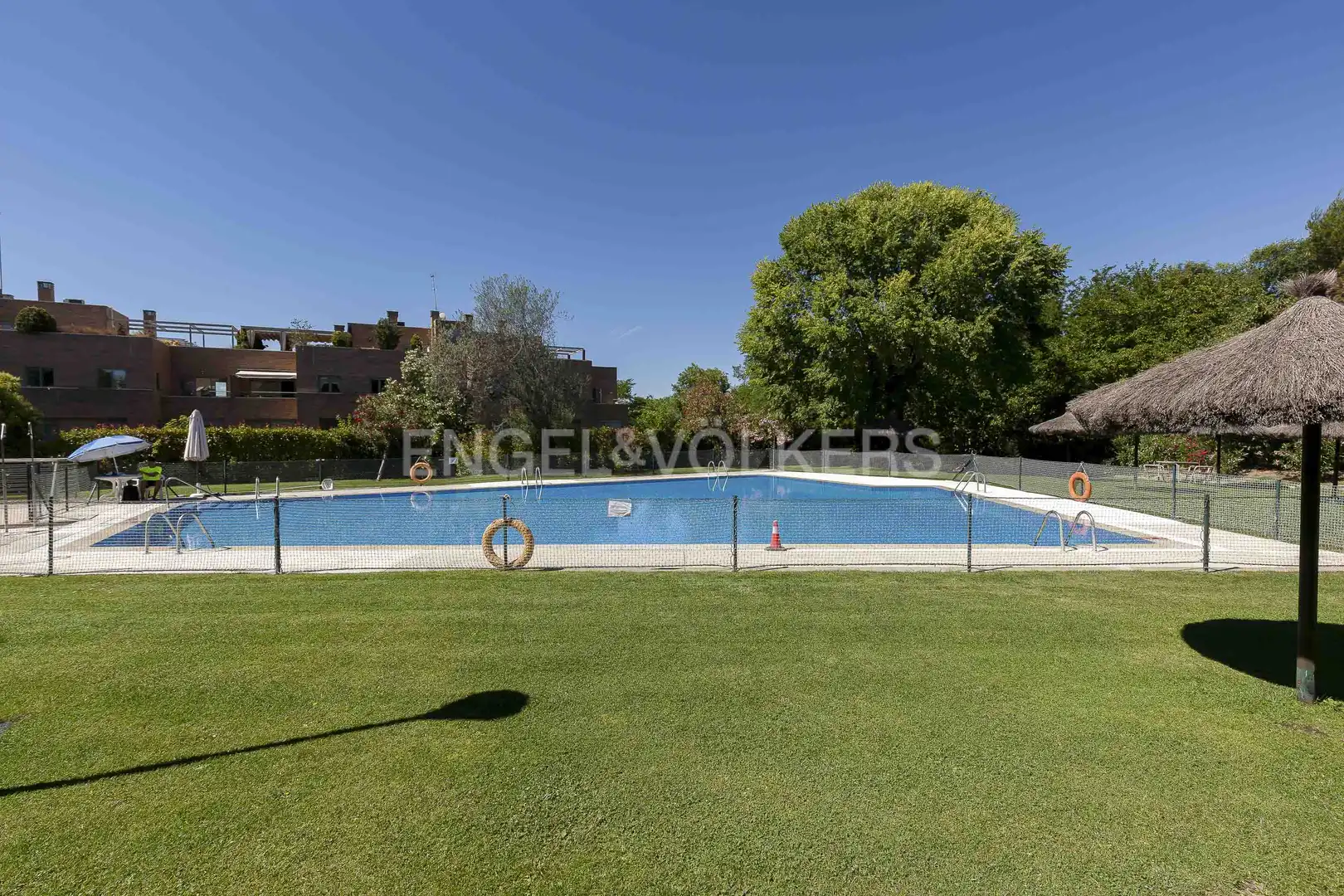 Schwimmbecken von Maisonette zur Miete in La Moraleja mit Klimaanlage, Heizung und Privatgarten