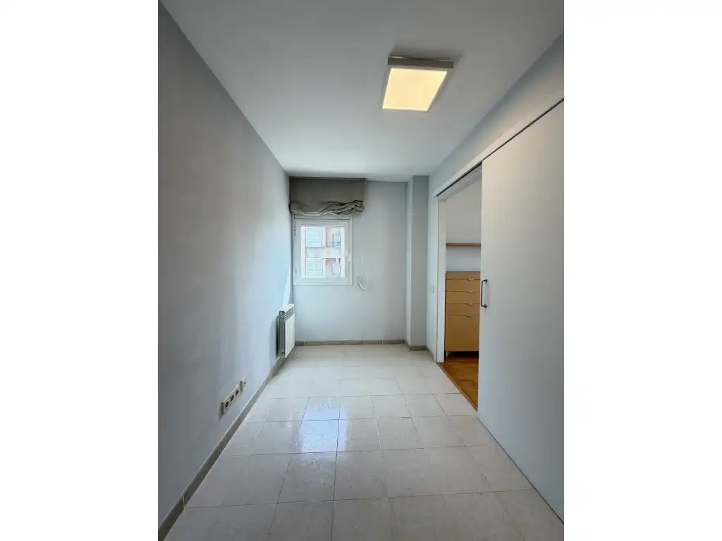 Schlafzimmer von Wohnung zur Miete in Girona mit Klimaanlage, Ofen und Balkon