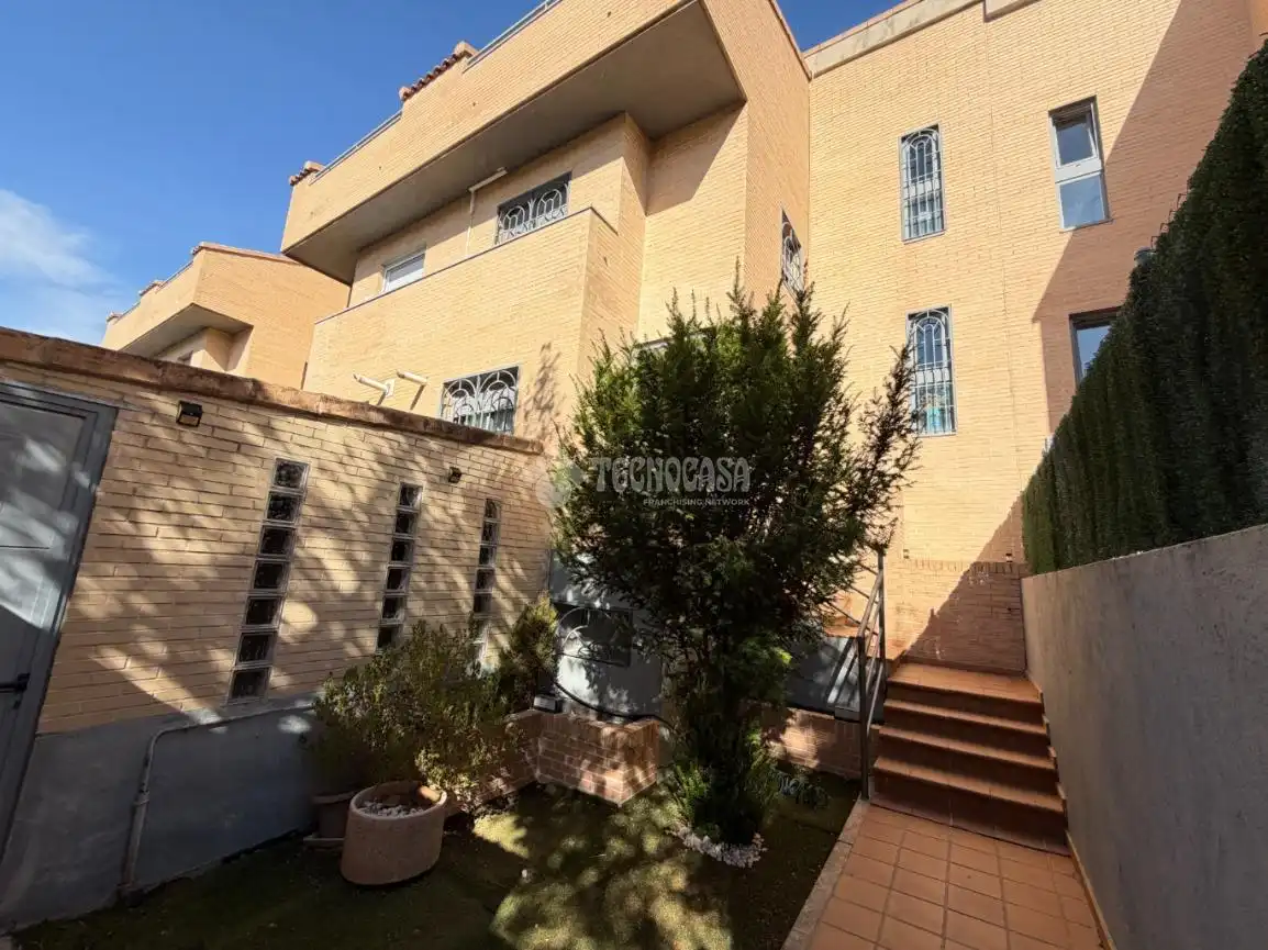 Vista exterior de Casa adosada de lloguer en Daganzo de Arriba amb Aire condicionat, Calefacció i Parquet