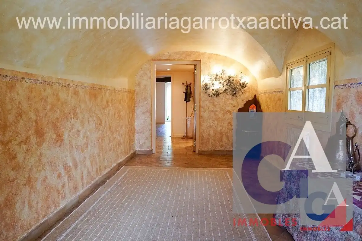 Casa rústica amb terrassa en venda a Sant Joan Les Fonts, imagen 3
