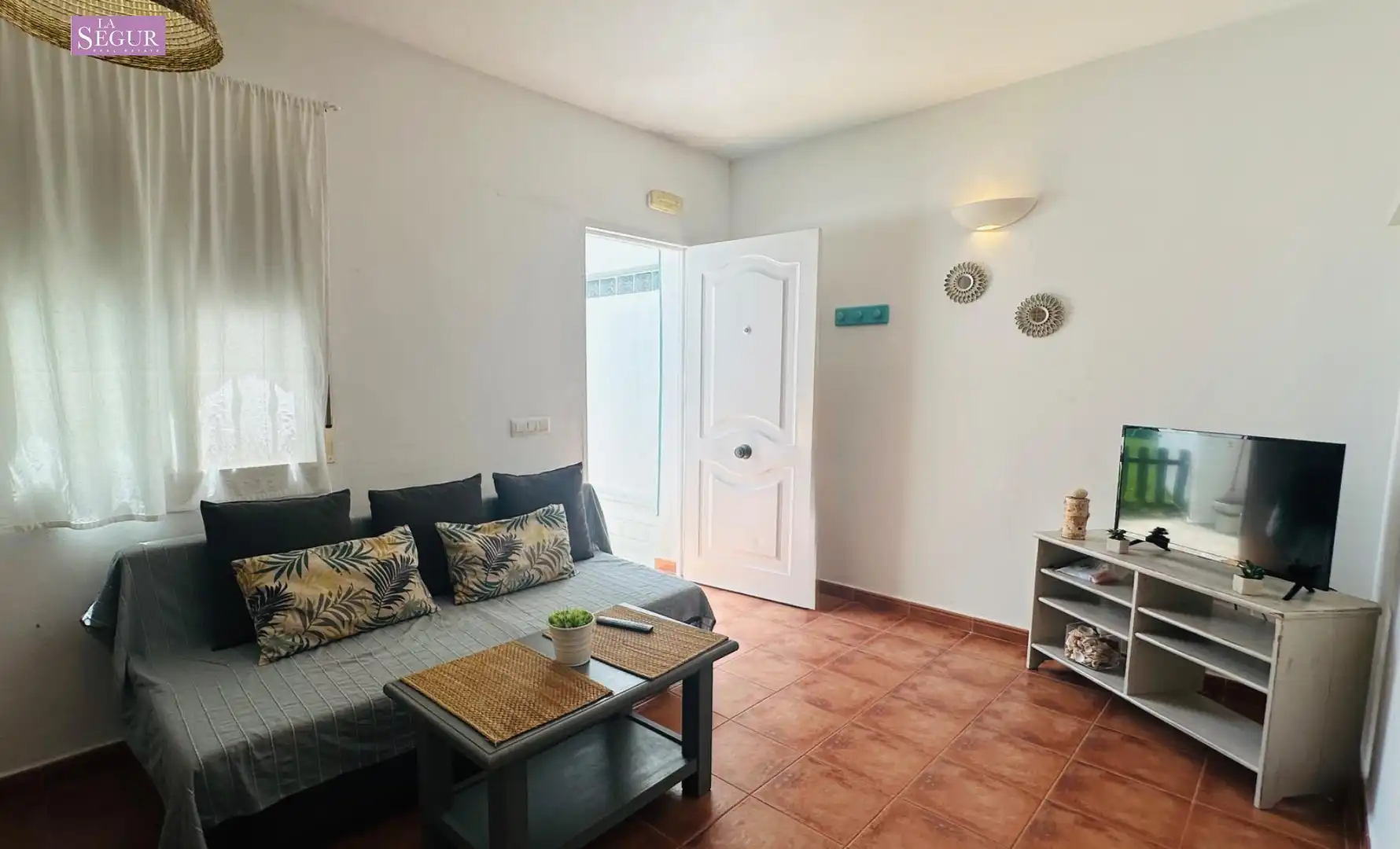 Sala d'estar de Casa o xalet en venda en Barbate amb Jardí privat, Terrassa i Moblat