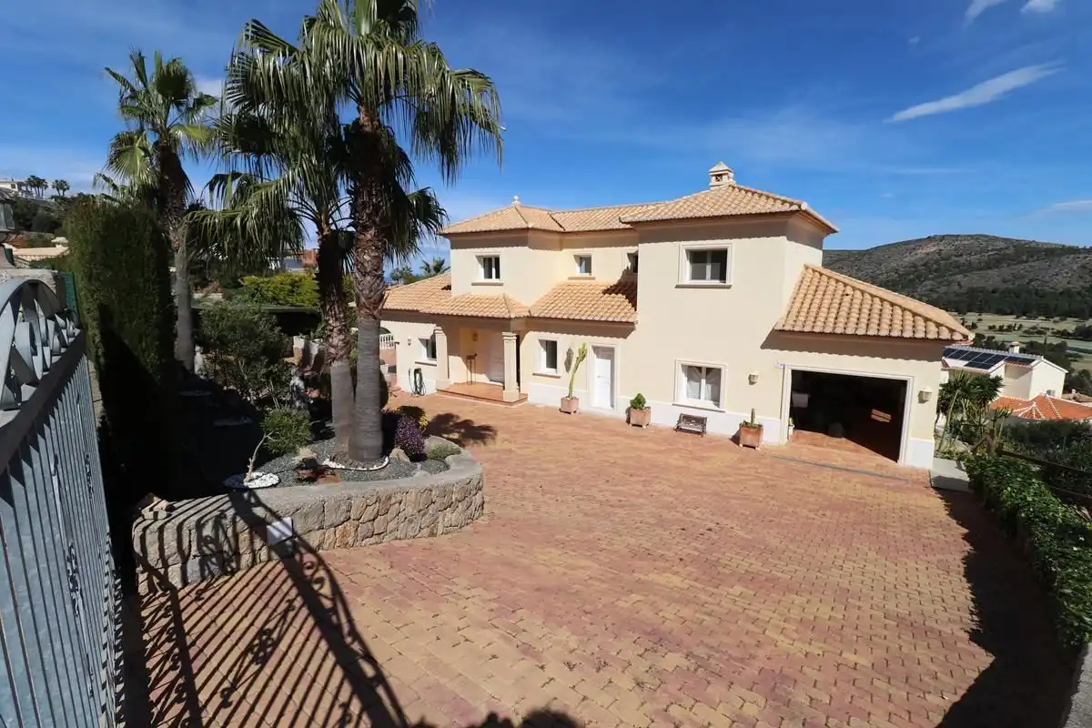 House with pool for sale in El Montgó