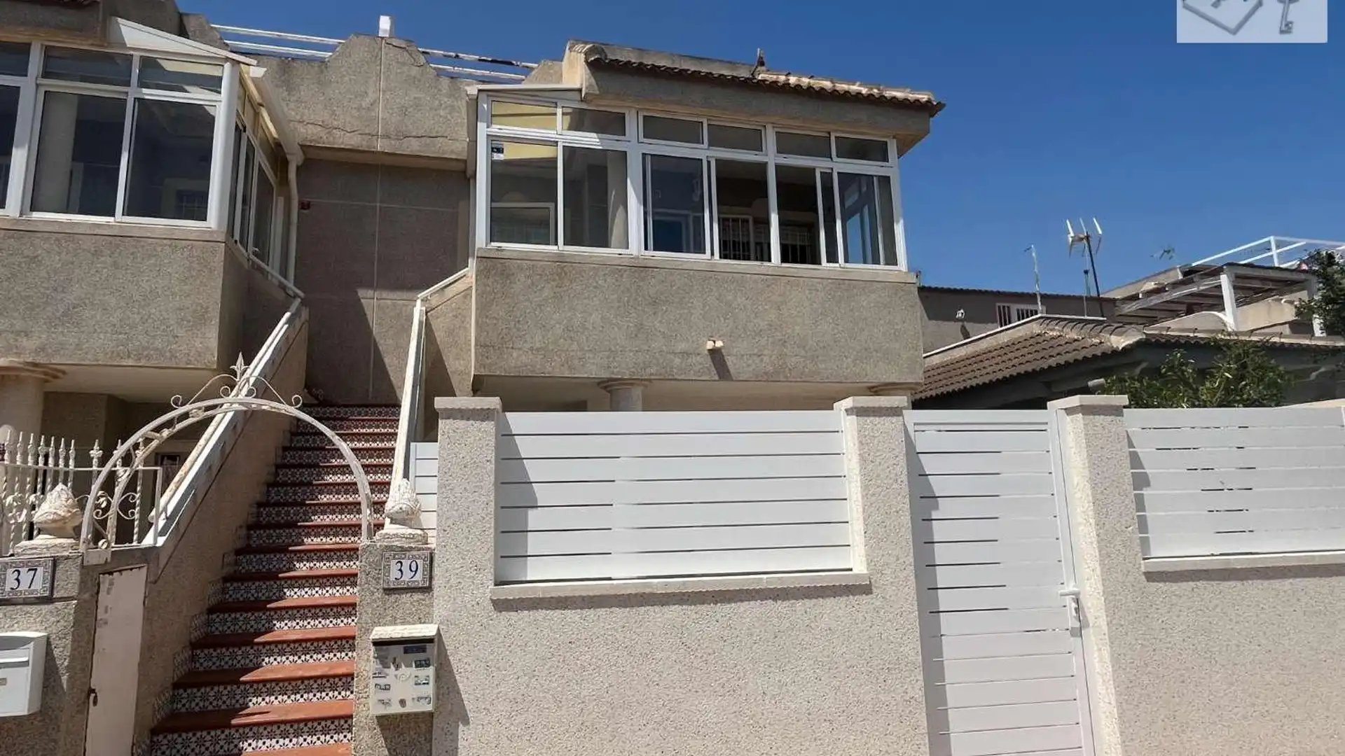 Vista exterior de Casa o xalet en venda en Torrevieja amb Terrassa