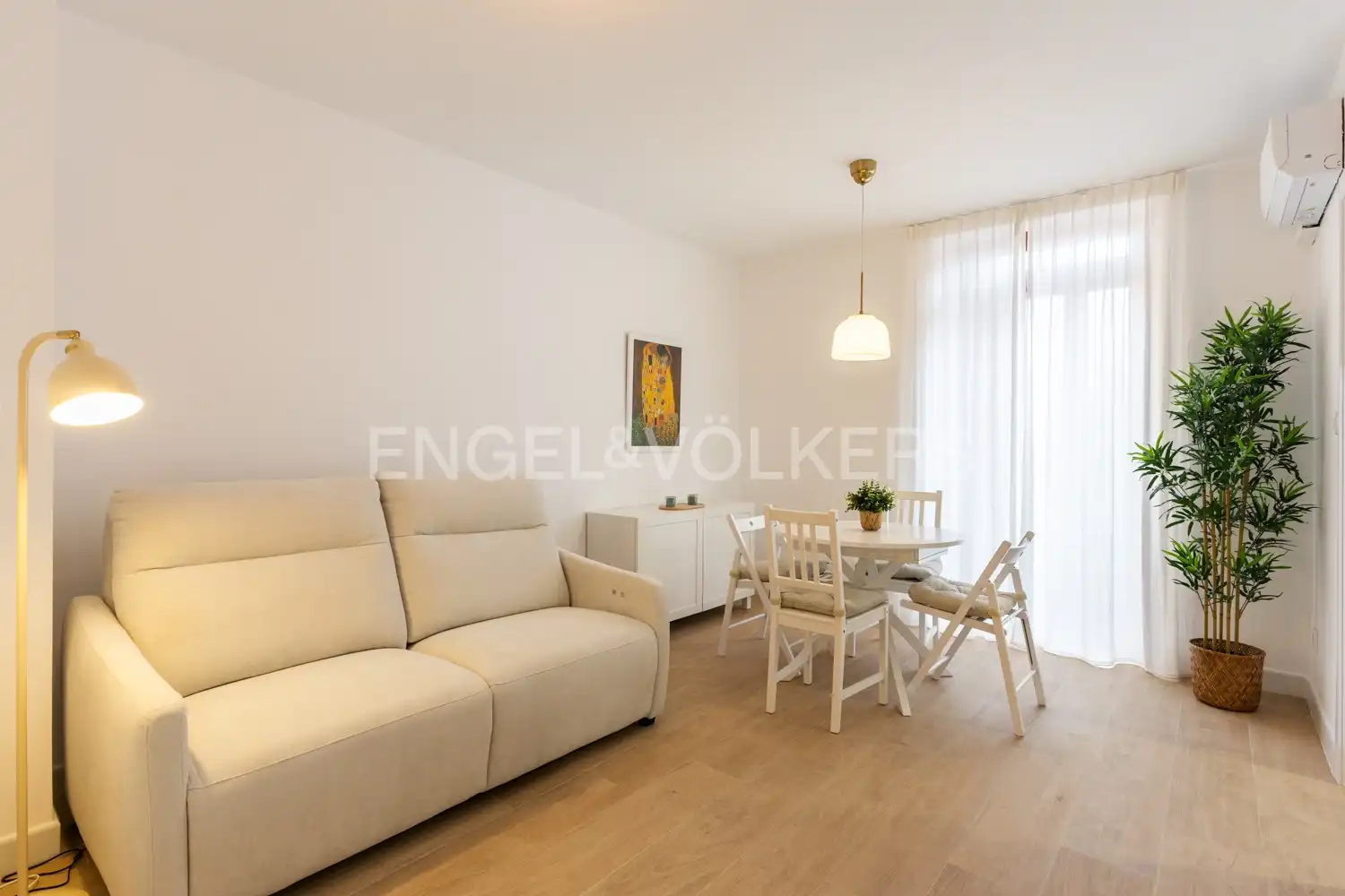 Living room of Flat for rent in  Valencia Capital  with Air Conditioner, Heating and Furnished