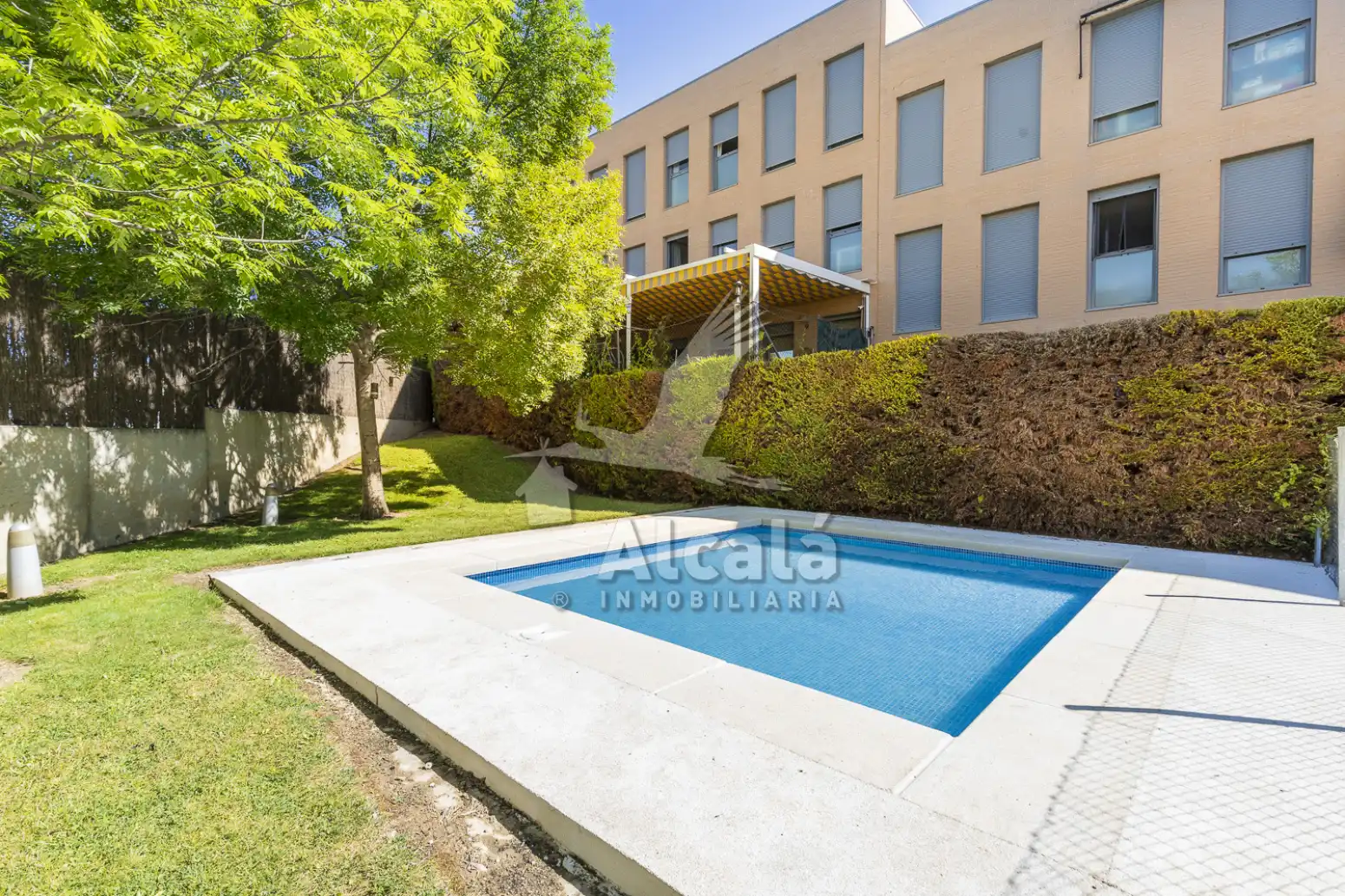 Außenansicht von Wohnung zum Verkauf in Villalbilla mit Klimaanlage, Heizung und Terrasse