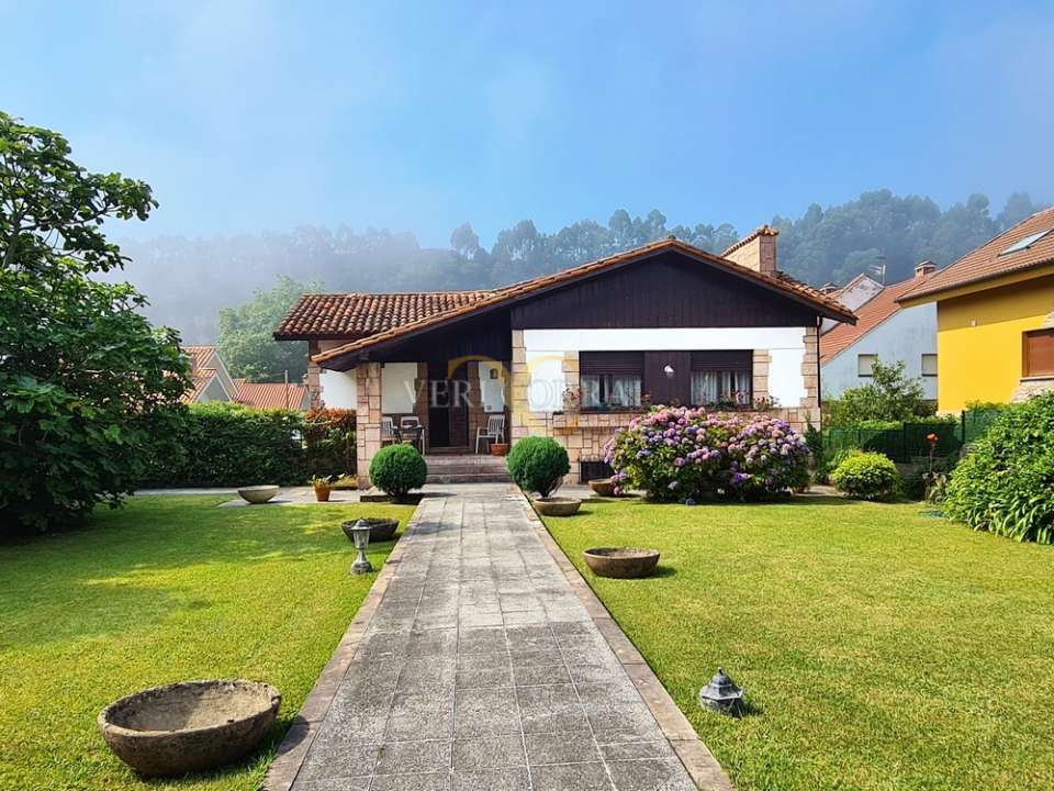 Vista exterior de Casa o xalet en venda en Ribadesella amb Jardí privat i Terrassa