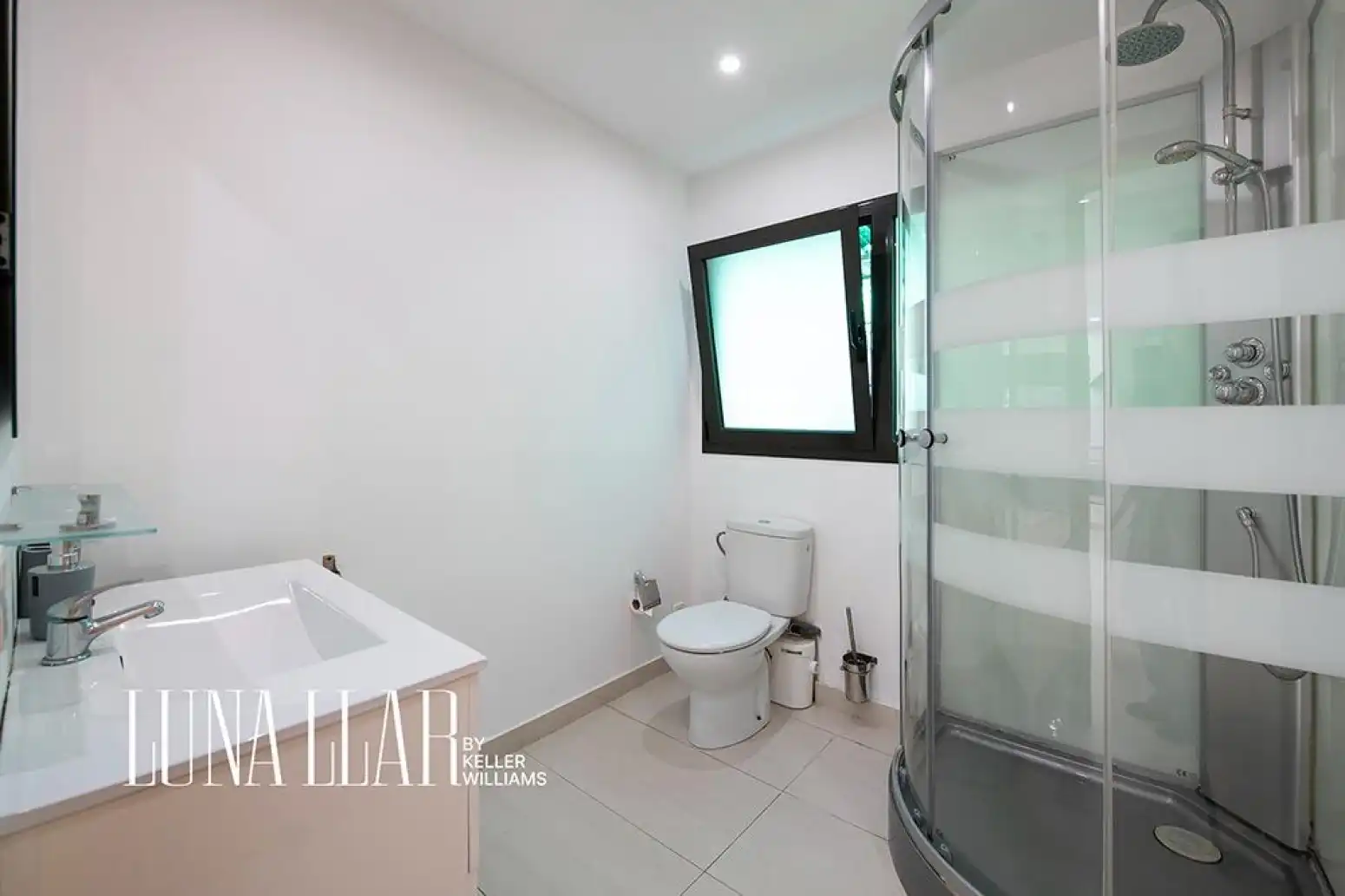 Bathroom of Houses for sale in Castelldefels  with Air Conditioner, Heating and Parquet flooring