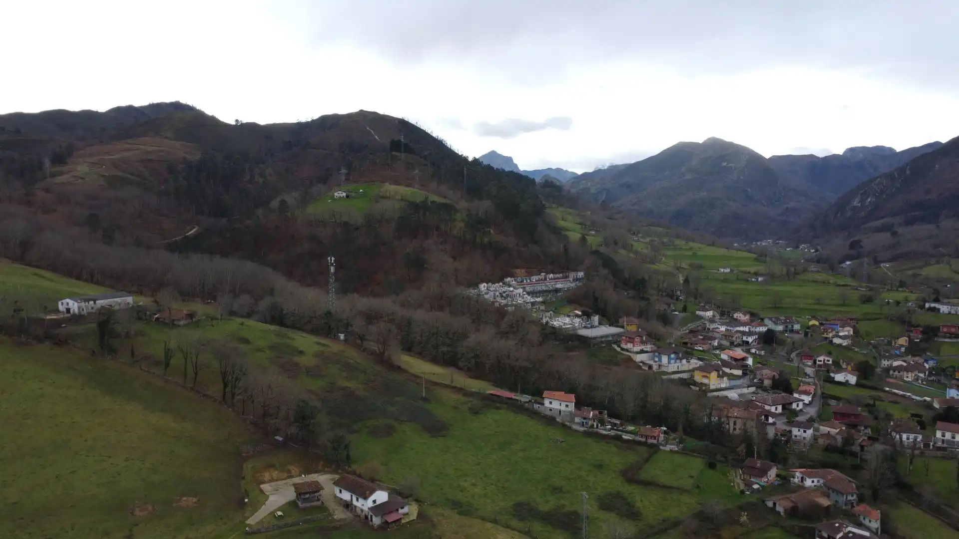 Außenansicht von Einfamilien-Reihenhaus zum Verkauf in Cangas de Onís mit Heizung und Abstellraum
