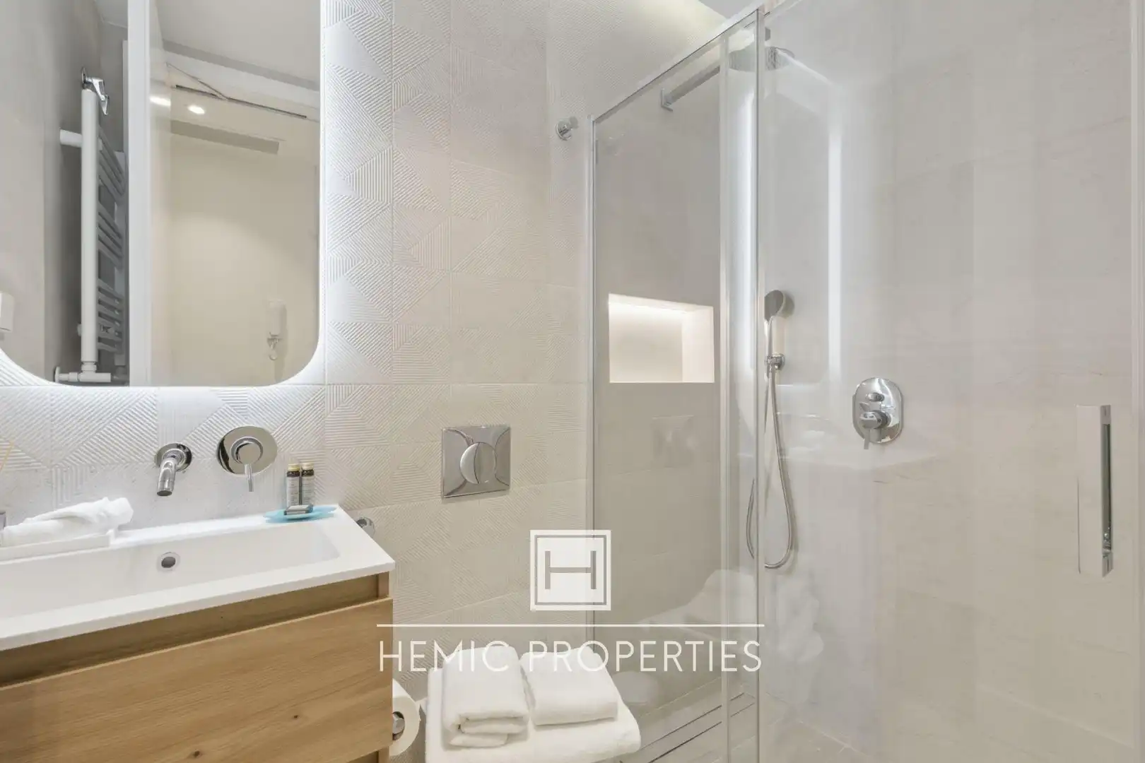 Badezimmer von Wohnung zum Verkauf in Madrid mit Klimaanlage, Möbliert und Balkon