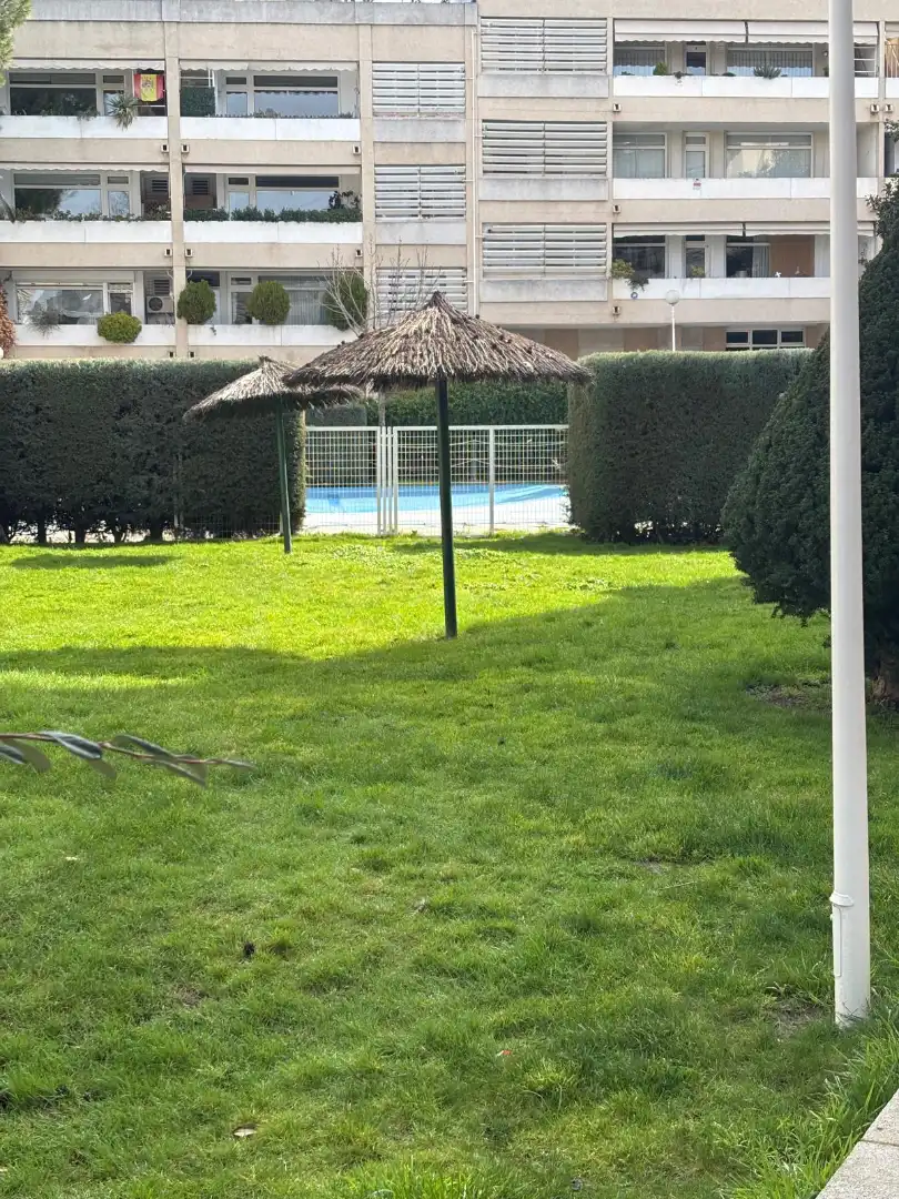 Piscina de Planta baja en venta en Pozuelo de Alarcón con Calefacción, Terraza y Horno