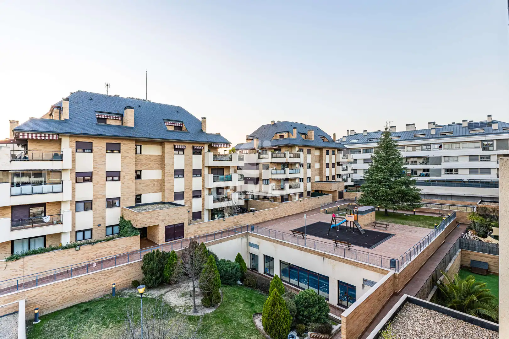 Vista exterior de Dúplex en venda en Boadilla del Monte amb Calefacció, Traster i Piscina