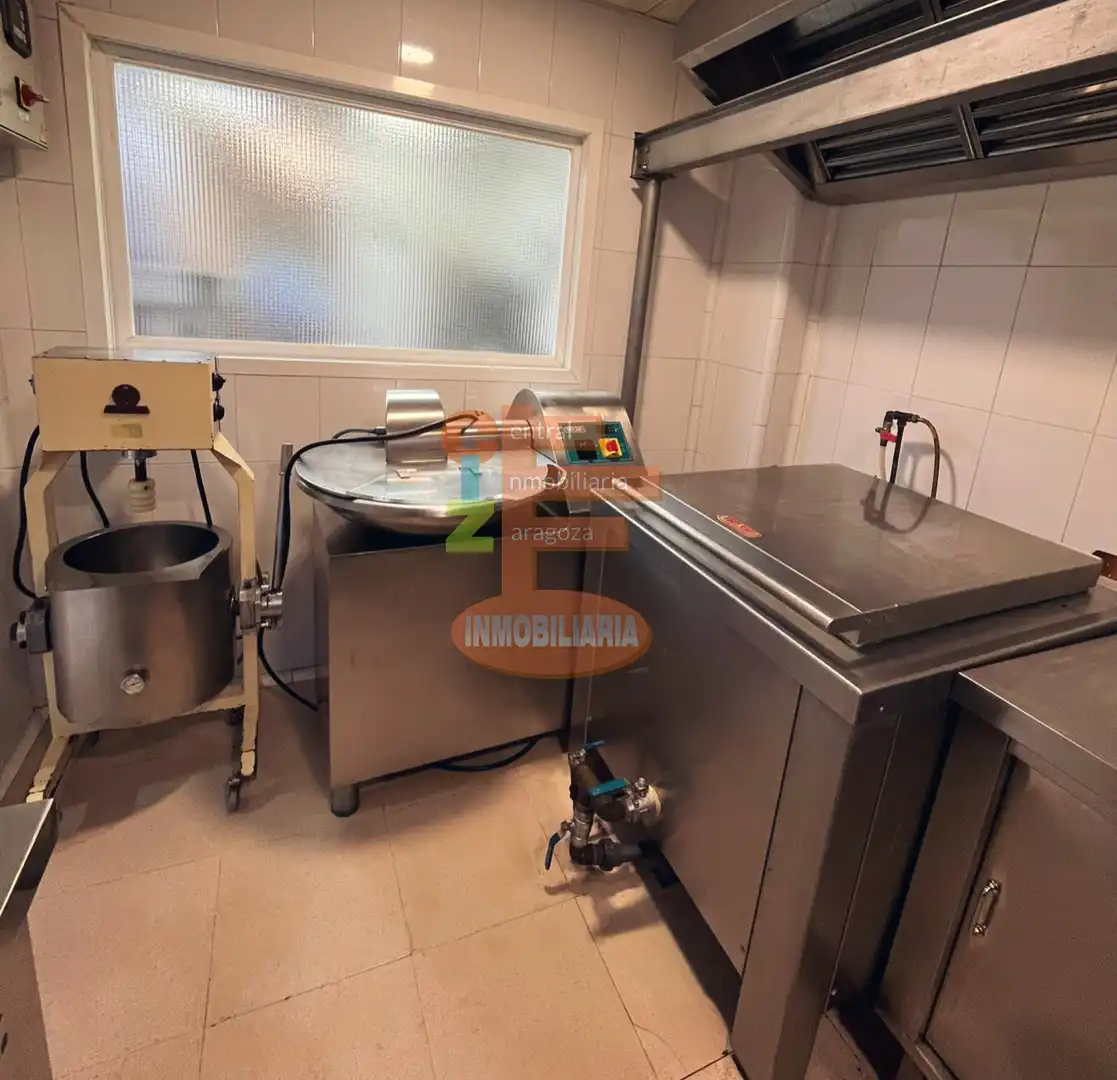 Cuina de Local en venda en Zaragoza amb Aire condicionat i Moblat