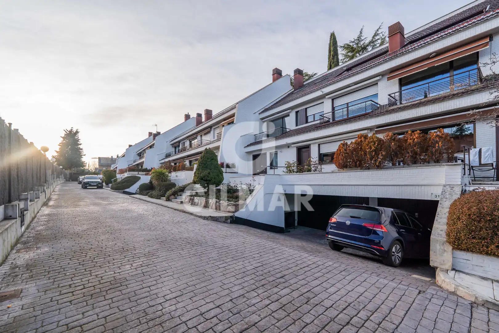 Außenansicht von Einfamilien-Reihenhaus zum Verkauf in La Moraleja mit Klimaanlage, Heizung und Privatgarten