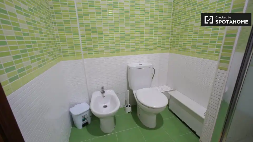 Baño de Piso de alquiler en Valencia con Aire acondicionado, Calefacción y Amueblado