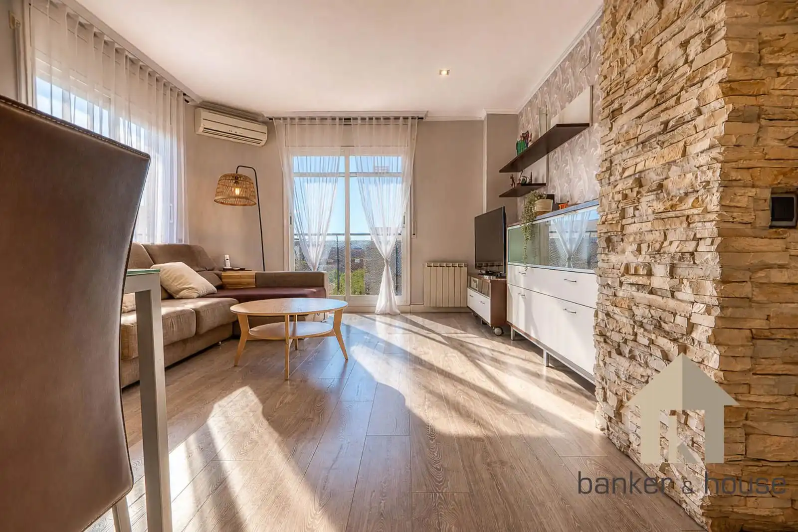 Wohnzimmer von Dachboden zum Verkauf in Barcelona mit Klimaanlage, Heizung und Terrasse