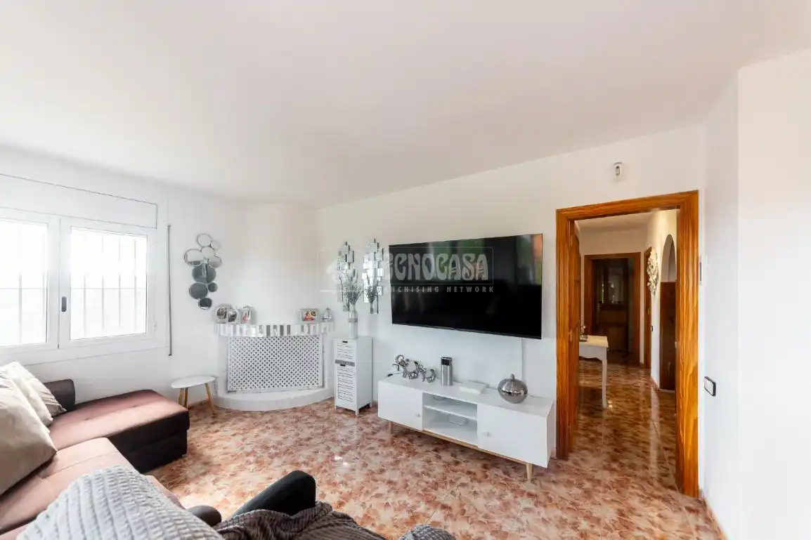Sala d'estar de Casa o xalet en venda en Cubelles amb Calefacció i Piscina