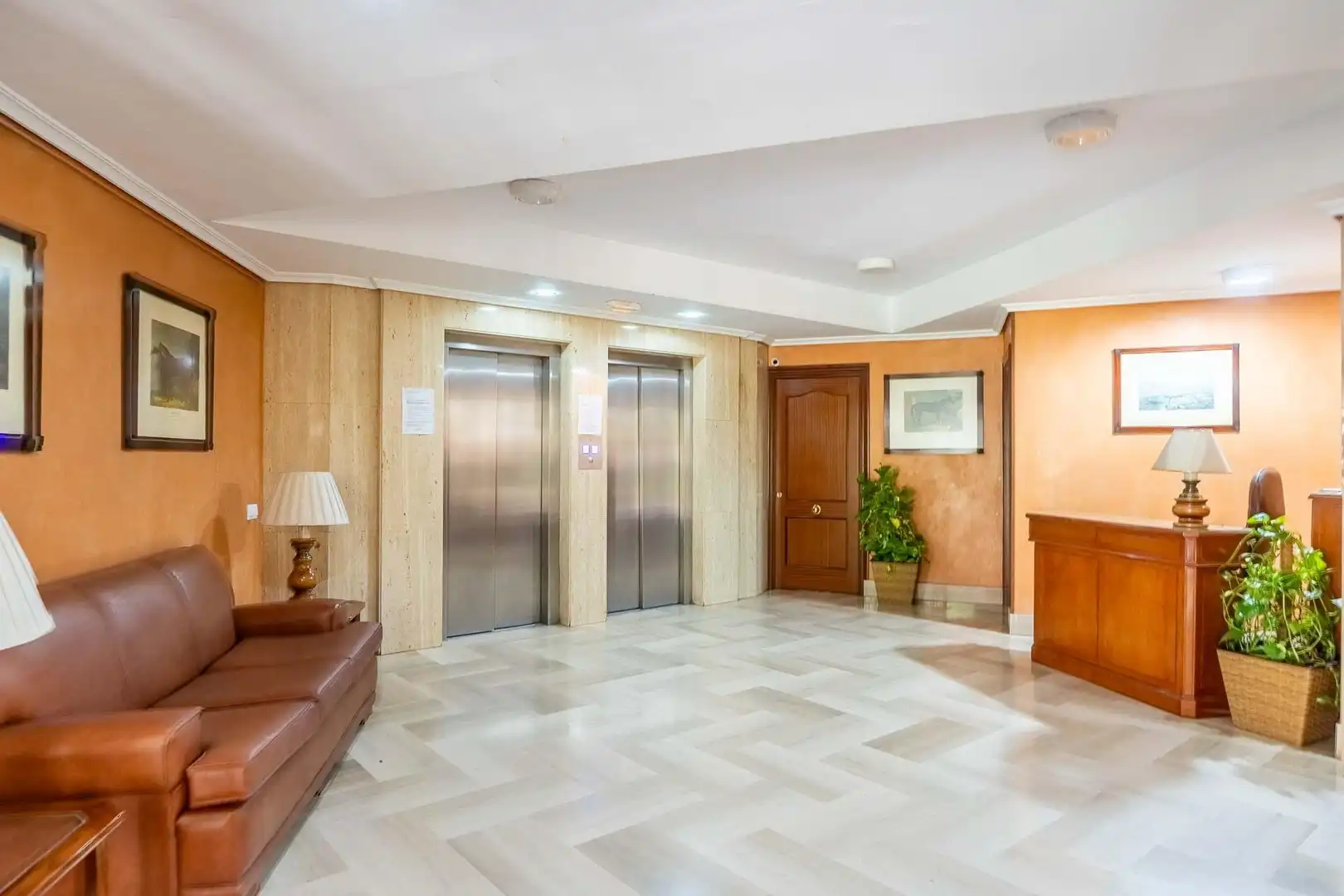 Wohnung zum Verkauf in Sevilla mit Klimaanlage, Privatgarten und Terrasse