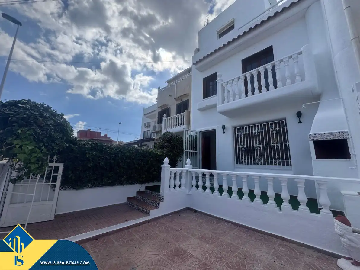 Vista exterior de Casa adosada en venda en Torrevieja amb Calefacció, Jardí privat i Terrassa