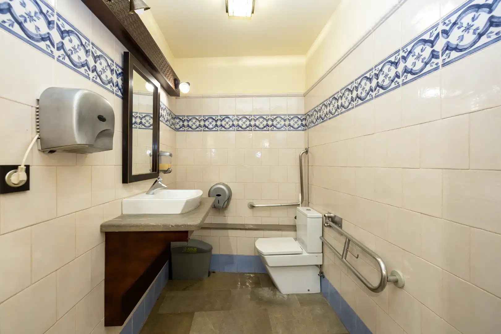 Bany de Local en venda en Granada amb Aire condicionat, Moblat i Alarma