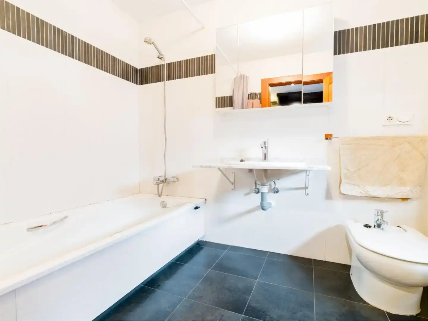 Baño de Piso de alquiler en Granada con Aire acondicionado, Jardín privado y Parquet