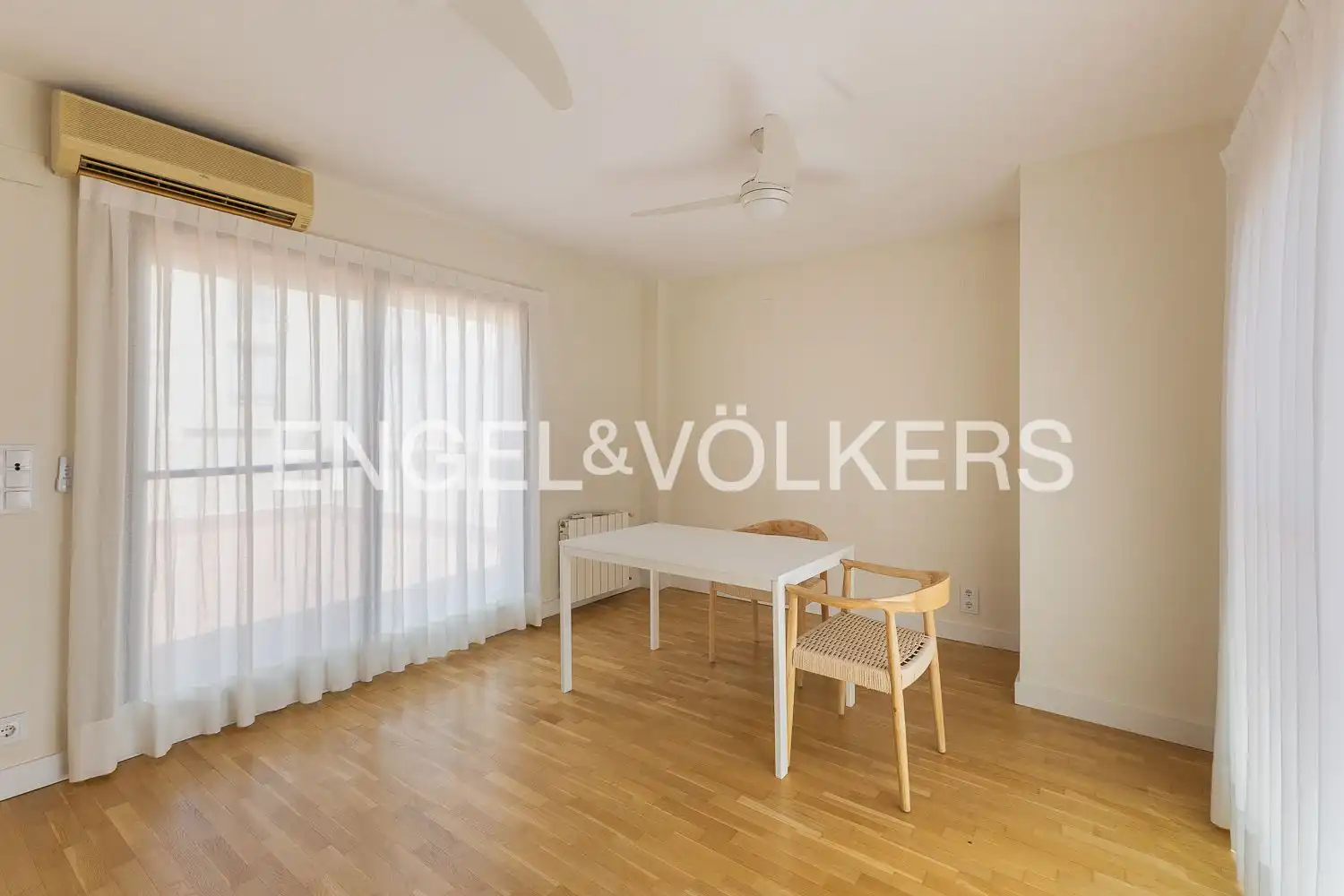 Comedor de Casa o chalet de alquiler en Rocafort con Aire acondicionado, Calefacción y Jardín privado
