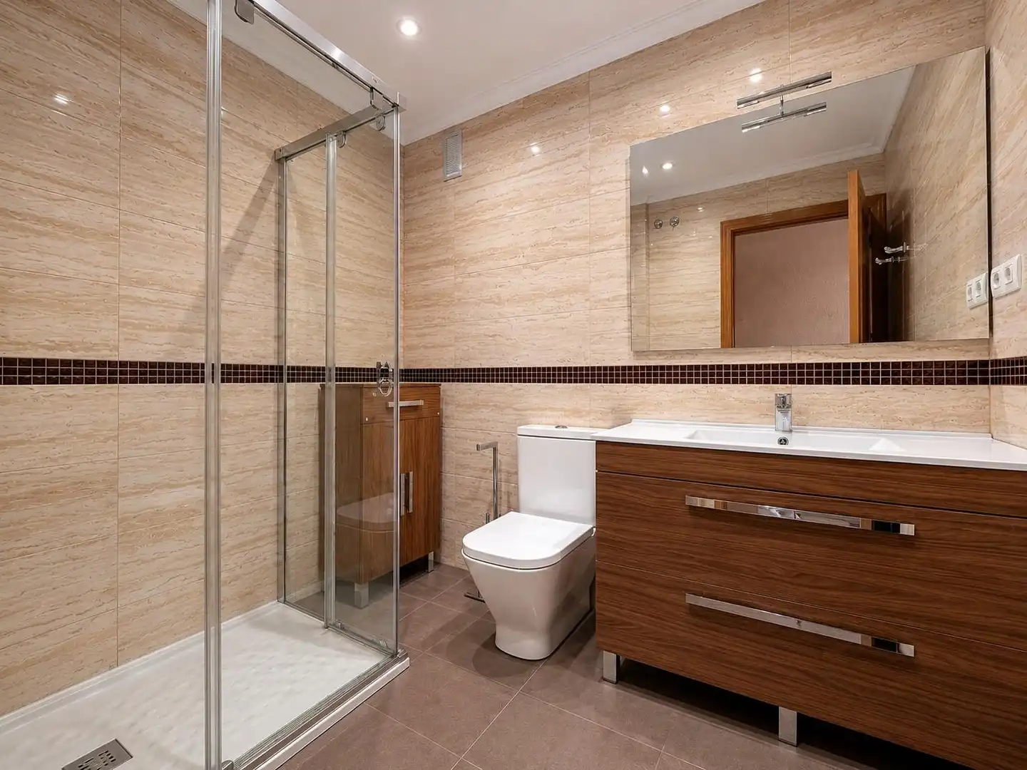 Baño de Piso de alquiler en Plasencia con Aire acondicionado, Calefacción y Amueblado