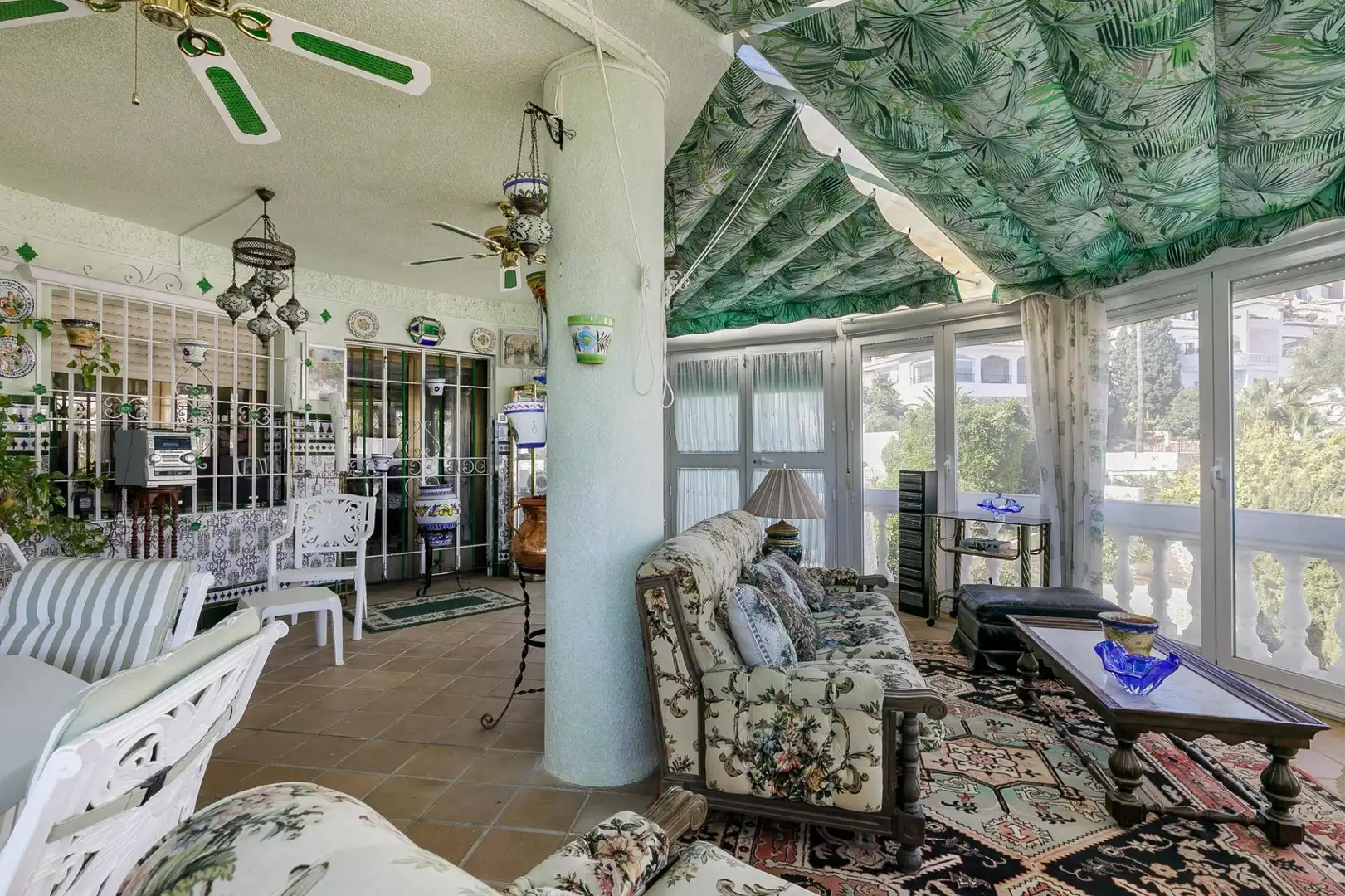Sala d'estar de Casa o xalet en venda en Almuñécar amb Aire condicionat, Jardí privat i Terrassa