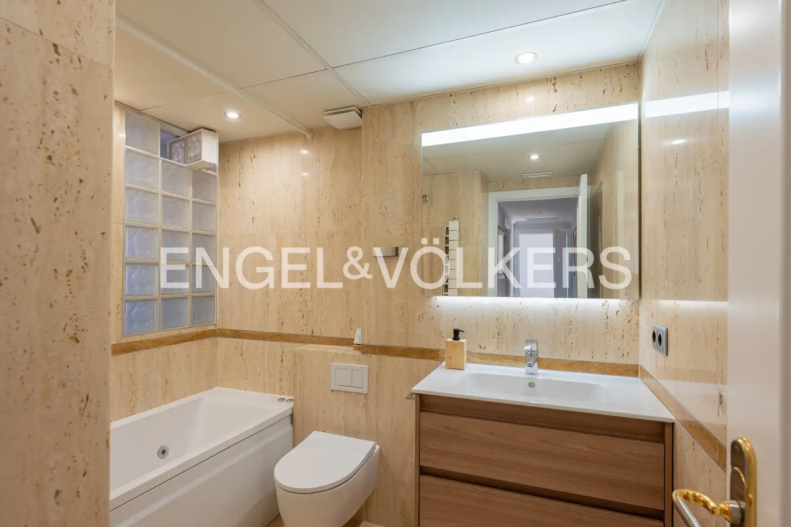 Baño de Ático en venta en Madrid con Aire acondicionado, Calefacción y Jardín privado