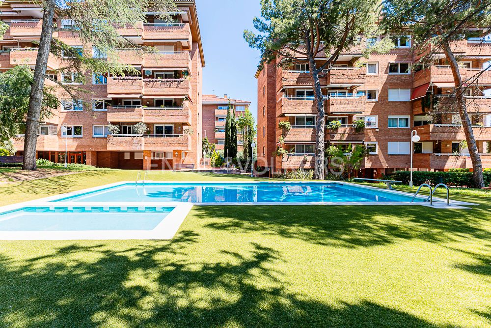Piscina de Apartament en venda en  Barcelona Capital amb Aire condicionat, Calefacció i Parquet