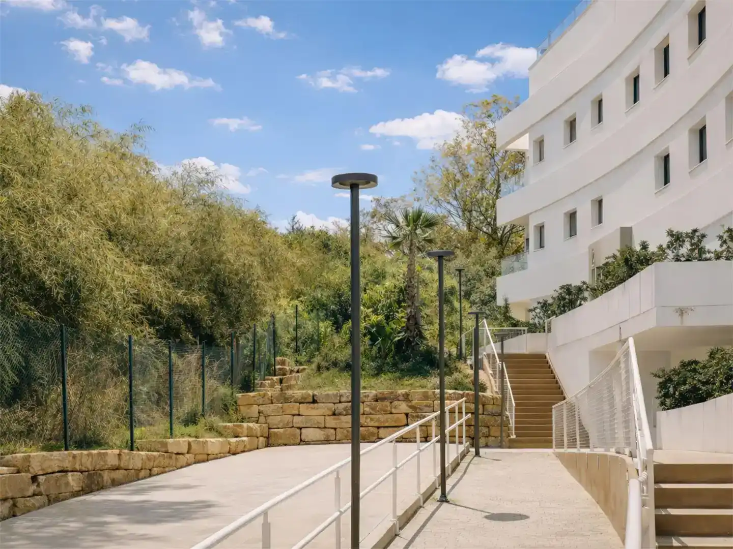 Vista exterior de Pis en venda en Estepona amb Aire condicionat