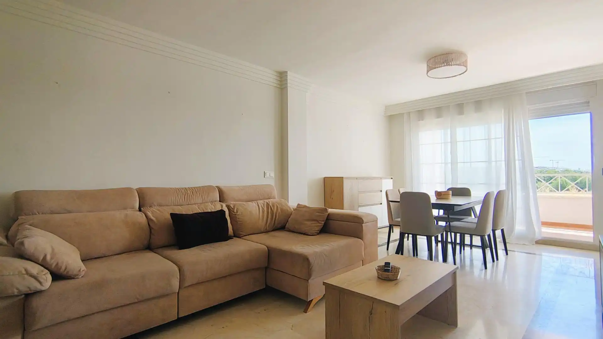 Wohnzimmer von Wohnungen zum Verkauf in Marbella mit Klimaanlage, Privatgarten und Terrasse
