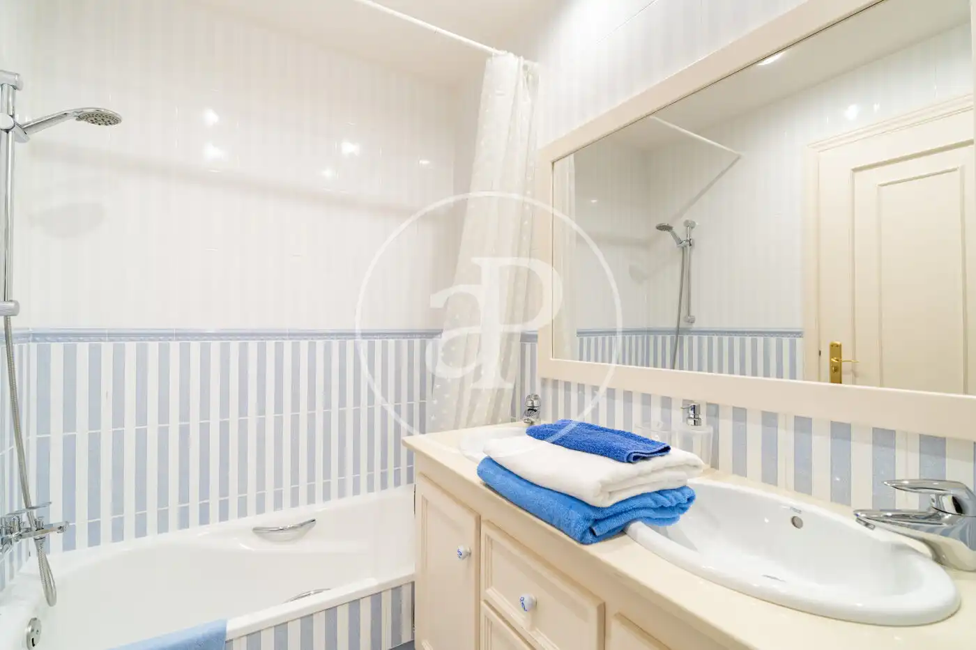 Bathroom of Flat for rent in Barcelona  with Air Conditioner, Heating and Terrace