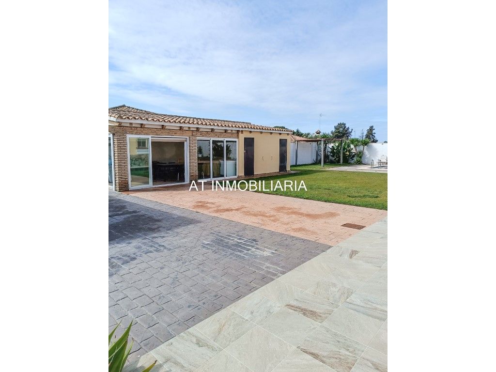 Vista exterior de Casa o xalet en venda en Chiclana de la Frontera