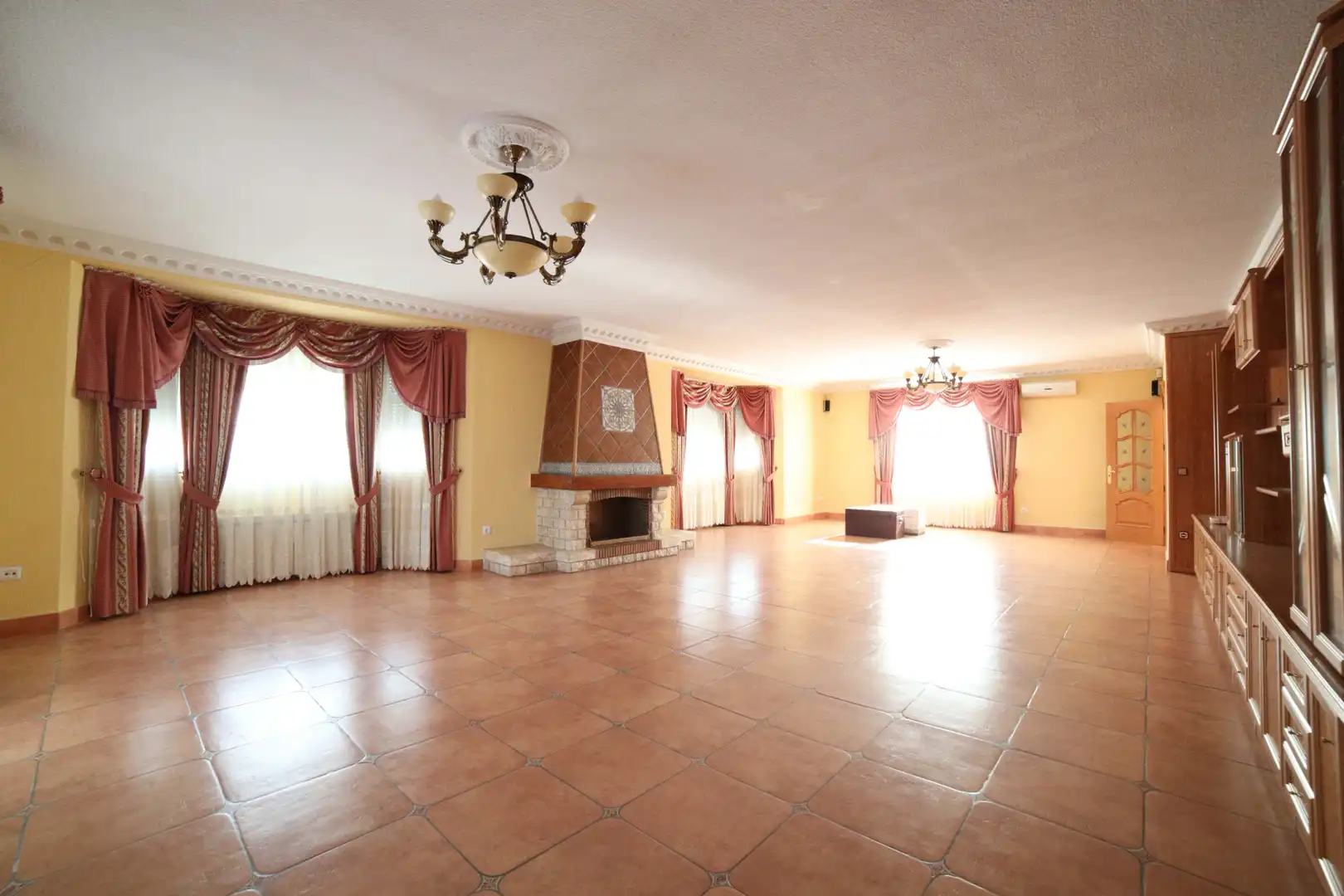 Sala d'estar de Casa o xalet en venda en Arroyomolinos (Madrid) amb Aire condicionat, Calefacció i Jardí privat