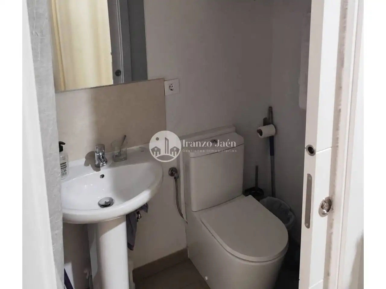Badezimmer von Lagerraum zur Miete in Jaén