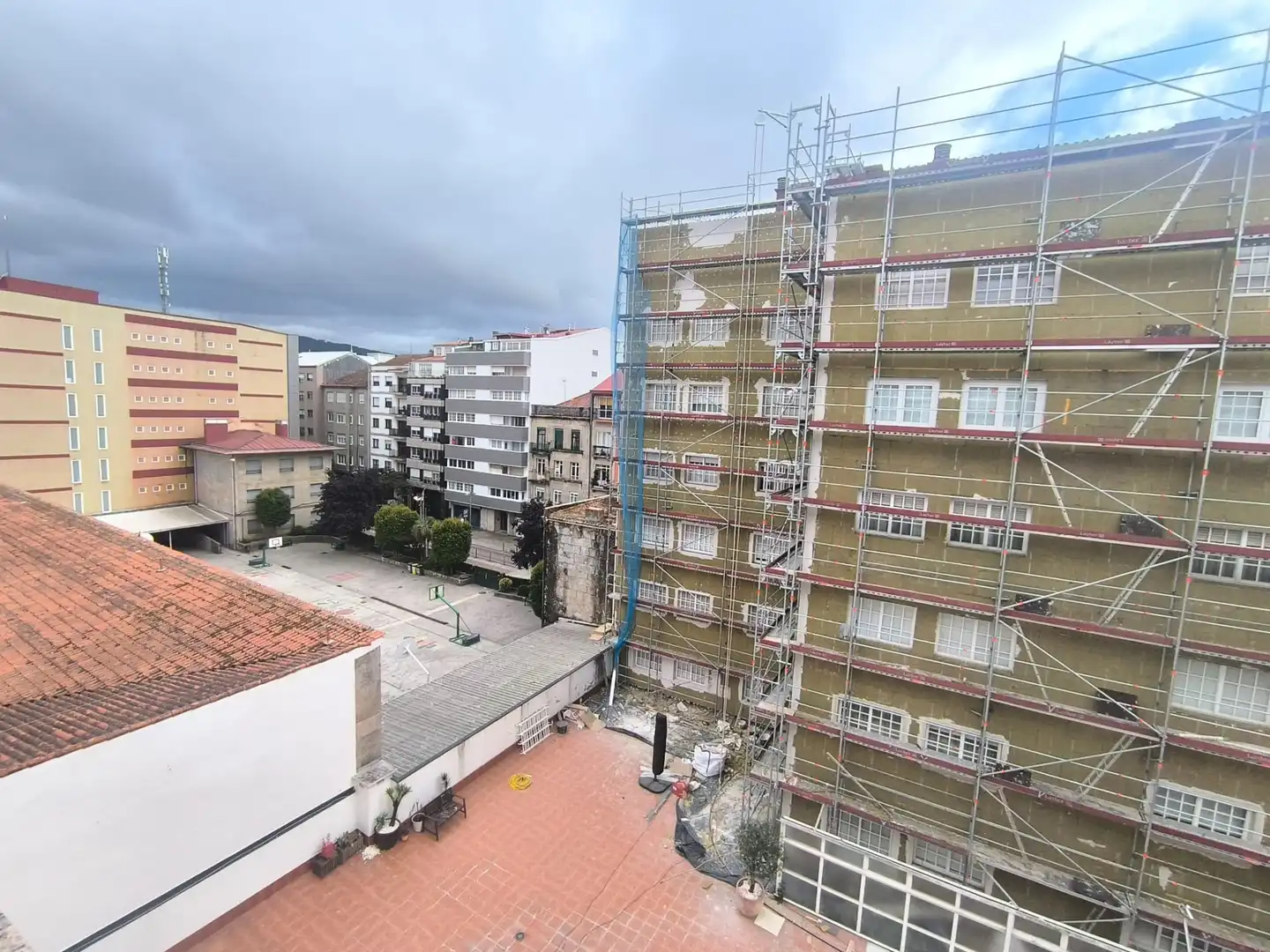 Vista exterior de Piso en venta en Pontevedra Capital  con Calefacción, Parquet y Trastero