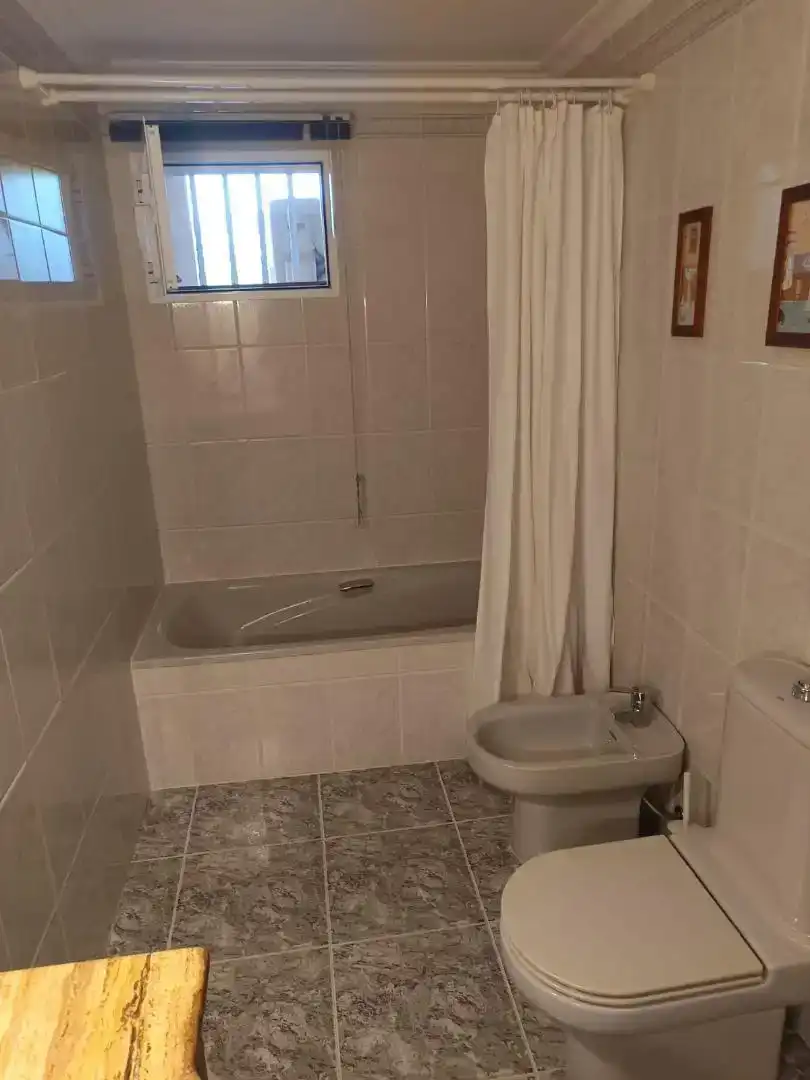Badezimmer von Wohnung zur Miete in Cartagena mit Klimaanlage, Privatgarten und Möbliert